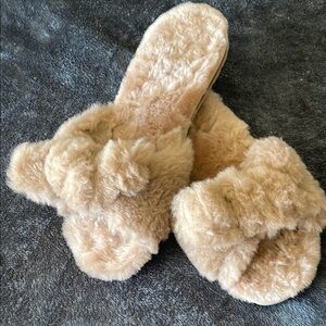 Emu Australia slip on, Cozy Tan Fuzzy Women's Slippers. Worn x1. Size 9. EUC
